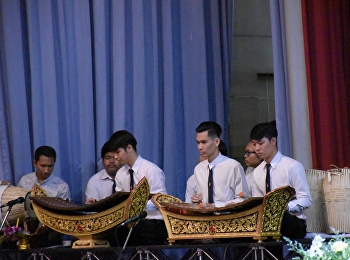 นักศึกษาสาขาวิชาดนตรีบรรเลงดนตรีไทยประกอบการแสดงเพลงฉ่อย
เรื่องขุนช้างขุนแผน